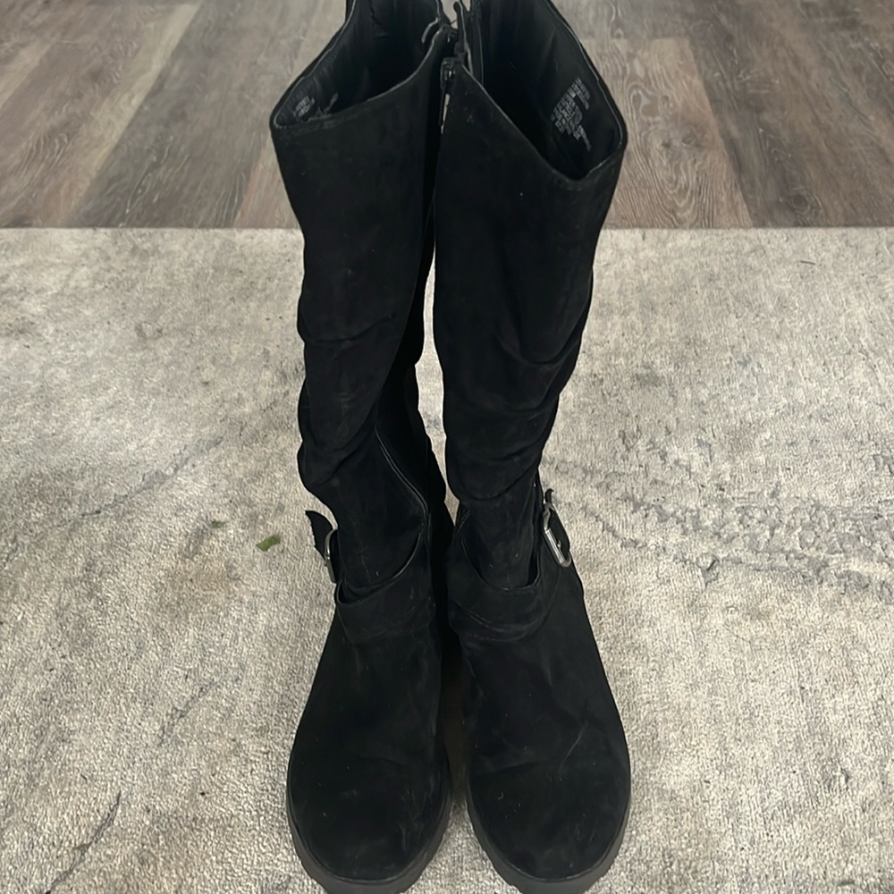 White Mountain woman’s size 6.5 suede boot - EUC
